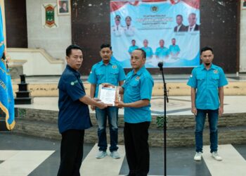 Ketua PWI Provinsi Kalimantan Tengah, M. Zainal, menyerahkan SK yang diterima Ketua PWI Barito Timur Agustinus Bole Malo, usai melantik pengurus PWI Barito Timur periode 2025 - 2028 di GPU Mantawara, Tamiang Layang, Jumat (21/11/2025).