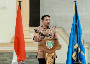Bupati Barito Timur, M. Yamin, saat memberikan sambutan dalam Pelantikan Pengurus PWI Barito Timur periode 2025–2028, Jumat (21/11/2025). (FOTO: PWI BARTIM)