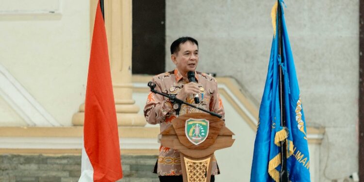 Bupati Barito Timur, M. Yamin, saat memberikan sambutan dalam Pelantikan Pengurus PWI Barito Timur periode 2025–2028, Jumat (21/11/2025). (FOTO: PWI BARTIM)