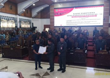 Wakil Ketua II DPRD Kapuas, Berinto, memimpin Rapat Paripurna ke-14 yang diwarnai kebersamaan antarfraksi dalam menyetujui enam Raperda strategis Kabupaten Kapuas, Jumat (4/7/2025).