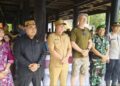 Anggota DPRD Kabupaten Kapuas dari Fraksi Partai Golkar, H. Abdullah, menghadiri kegiatan penyambutan wisatawan asal Amerika dan Australia di Rumah Betang Manggatang Utus, Sei Pasah, Kapuas Hilir, Selasa (8/7/2025).