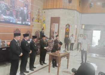 Ketua DPRD Kapuas, Ardiansah, bersama Bupati Kapuas HM Wiyatno menandatangani persetujuan bersama Raperda Perubahan APBD Tahun Anggaran 2025 dalam Rapat Paripurna di Gedung DPRD Kapuas, Rabu (9/7/2025).