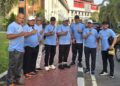 Ketua DPRD Kabupaten Kapuas, Ardiansah (tengah), bersama peserta lainnya saat mengikuti Jalan Sehat memperingati Hari Koperasi Nasional (Harkopnas) ke-78 di Halaman Kantor Gubernur Kalimantan Tengah, Jumat (11/7/2025) pagi.