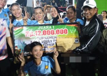 Bupati Murung Raya, Heriyus, menyerahkan hadiah kepada pemenang turnamen bola voli Muara Tuhup Cup-02 di Lapangan Voli Kelurahan Muara Tuhup, Sabtu (1/11/2025).