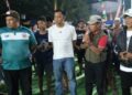 Ketua DPRD Murung Raya, Rumiadi, bersama Bupati Heriyus, Plt Camat Laung Tuhup Anwari Noofriansyah, saat menyaksikan pertandingan final turnamen bola voli Muara Tuhup Cup-02 di Lapangan Voli Kelurahan Muara Tuhup, Sabtu (1/11/2025).