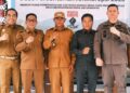 Bupati Murung Raya, Heriyus, bersama Ketua DPRD, Rumiadi, dan Tim Penilai Provinsi Kalteng saat menghadiri kegiatan Penilaian Desa Percontohan Anti Korupsi di Gedung Pertemuan Desa Bahitom, Kecamatan Murung, Senin (3/11/2025).