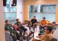 Asisten I Setda Barito Timur, Ari Panan P. Lelu, menerima kunjungan Brigjen TNI (Purn) Suharto dari PT Agrinas Palma Nusantara di Ruang Transit Kantor Bupati Barito Timur, Senin (3/11/2025).