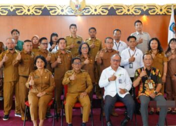 Bupati Murung Raya, Heriyus, bersama peserta usai membuka kegiatan Expose Survei Investasi dan Desain (SID) Cetak Sawah Tahun 2025 di Aula Cahai Ondhui Tingang, Gedung B Kantor Bupati Murung Raya, Selasa (4/11/2025).