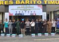Kapolres Barito Timur AKBP Eddy Santoso, bersama jajaran Forkopimda menyerahkan bantuan sosial kepada relawan tanggap bencana usai Apel Akbar Kebangsaan di halaman Mapolres Bartim, Rabu (5/11/2025).