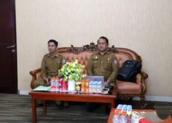 Asisten III Setda Murung Raya, Andri Raya, bersama pejabat terkait mengikuti Rakor Pengendalian Inflasi dan Program Tiga Juta Rumah yang dipimpin Mendagri Tito Karnavian secara virtual dari ruang kerja Sekda Mura, Selasa (4/11/2025).