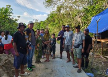 Anggota DPRD Kabupaten Murung Raya, Sutrisno (topi putih), meninjau pelaksanaan kegiatan pelebaran jalan di Desa Panu’ut, Kecamatan Murung, Rabu (5/11/2025).