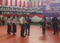 Bupati Murung Raya, Heriyus, menyerahkan SK pengangkatan PPPK Paruh Waktu secara simbolis kepada perwakilan pegawai di GOR Tana Malai Tolung Lingu, Puruk Cahu, Kamis (6/11/2025).