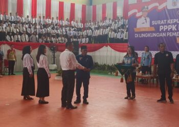 Bupati Murung Raya, Heriyus, menyerahkan SK pengangkatan PPPK Paruh Waktu secara simbolis kepada perwakilan pegawai di GOR Tana Malai Tolung Lingu, Puruk Cahu, Kamis (6/11/2025).