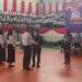 Bupati Murung Raya, Heriyus, menyerahkan SK pengangkatan PPPK Paruh Waktu secara simbolis kepada perwakilan pegawai di GOR Tana Malai Tolung Lingu, Puruk Cahu, Kamis (6/11/2025).