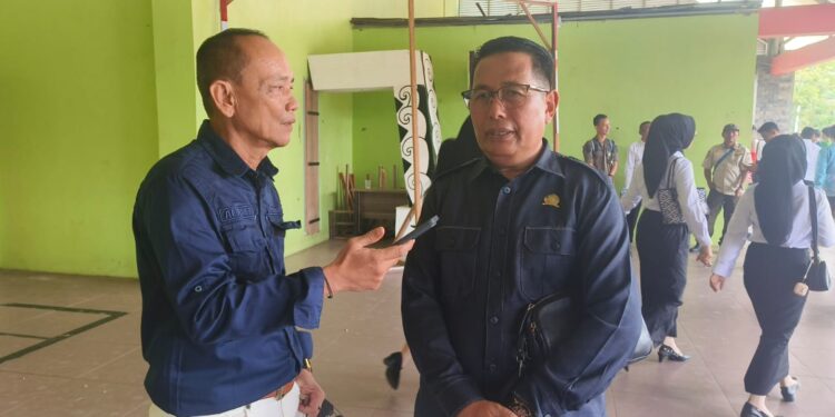 Ketua Komisi I DPRD Murung Raya, Rejikinoor, hadir dalam kegiatan penyerahan SK PPPK Paruh Waktu di GOR Tana Malai Tolung Lingu, Puruk Cahu, Kamis (6/11/2025).