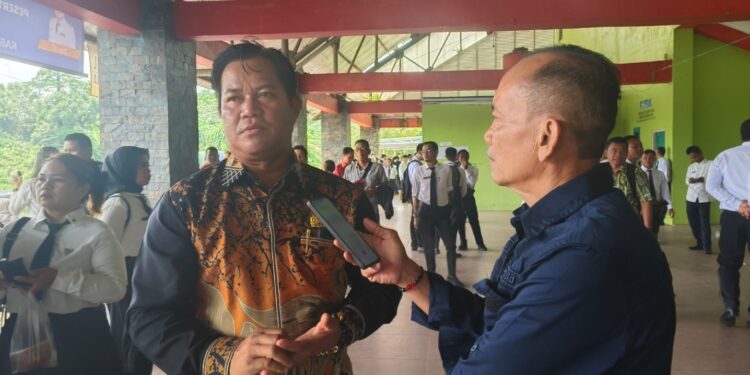 Ketua Komisi II DPRD Murung Raya, Bebie, ketika diwawancarai wartawan usai menghadiri kegiatan penyerahan SK PPPK di GOR Tana Malai Tolung Lingu, Puruk Cahu, Kamis (6/11/2025).