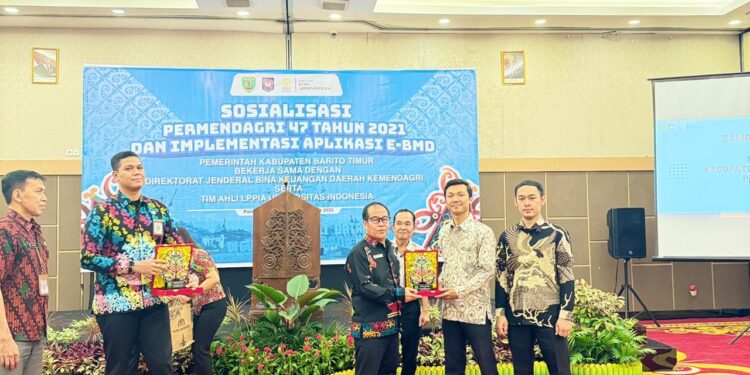 Pj. Sekretaris Daerah Kabupaten Barito Timur, Drs. Misnohartaku, membuka kegiatan Sosialisasi dan Pelatihan Implementasi Aplikasi e-BMD di Hotel Best Western Batang Garing, Palangka Raya, Kamis (6/11/2025). (DOK.SETDA)