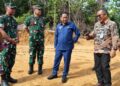 Bupati Murung Raya, Heriyus, bersama Asrendam XXII/Tambun Bungai Kolonel Inf Rudy M.S dan Aslog Kasdam XXII/Tambun Bungai Kolonel Czi Ajisujiwo, meninjau lokasi rencana pembangunan Yon TP 883/Temanggung Awam dan Makodim 1012/Murung Raya, Kamis (6/11/2025).