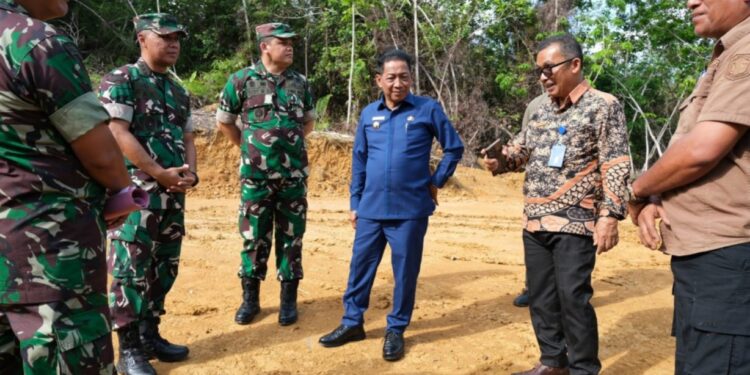 Bupati Murung Raya, Heriyus, bersama Asrendam XXII/Tambun Bungai Kolonel Inf Rudy M.S dan Aslog Kasdam XXII/Tambun Bungai Kolonel Czi Ajisujiwo, meninjau lokasi rencana pembangunan Yon TP 883/Temanggung Awam dan Makodim 1012/Murung Raya, Kamis (6/11/2025).