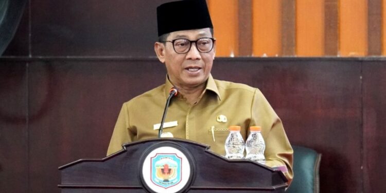 Bupati Murung Raya, Heriyus, menyampaikan penjelasan dua Ranperda usulan Pemerintah Daerah dalam Rapat Paripurna Ke-6 DPRD Murung Raya, Jumat (7/11/2025).