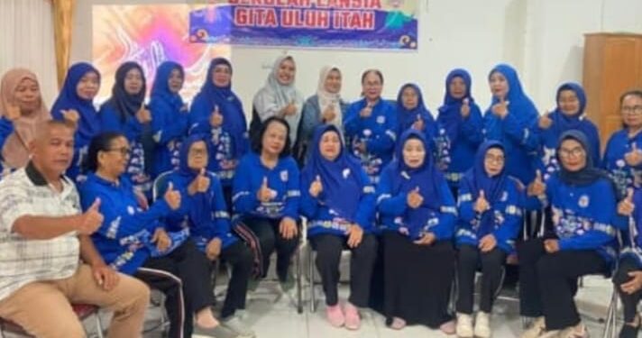 Wakil Ketua I DPRD Murung Raya, Dina Maulidah, bersama peserta Sekolah Lansia Gita Uluh Itah di Puruk Cahu, Jumat (7/11/2025).