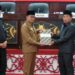Ketua DPRD Murung Raya, Rumiadi, menerima dokumen Raperda RAPBD 2026 dari Bupati Murung Raya, Heriyus, dalam Rapat Paripurna Ke-6 Masa Sidang III di Puruk Cahu, Jumat (7/11/2025).