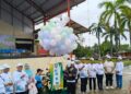 Bupati Murung Raya, Heriyus, dan Wabup Rahmanto Muhidin, didampingi Forkopimda melepas balon ke udara dalam rangka HKN ke-61 di Alun-alun Jorih Jerah, Puruk Cahu, Minggu (9/11/2025).