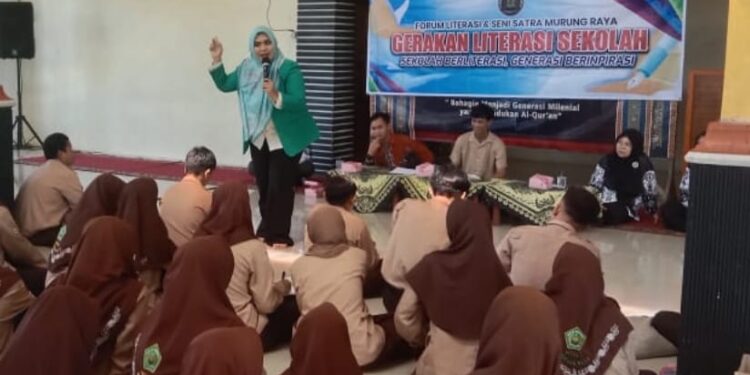 Wakil Ketua I DPRD yang juga Ketua Forum Literasi dan Seni Sastra Murung Raya, Dina Maulidah, saat memberikan motivasi kepada pelajar MTsN Puruk Cahu dalam kegiatan Gerakan Literasi Sekolah bertema “Sekolah Berliterasi, Generasi Berinspirasi”, Sabtu (8/11/2025).