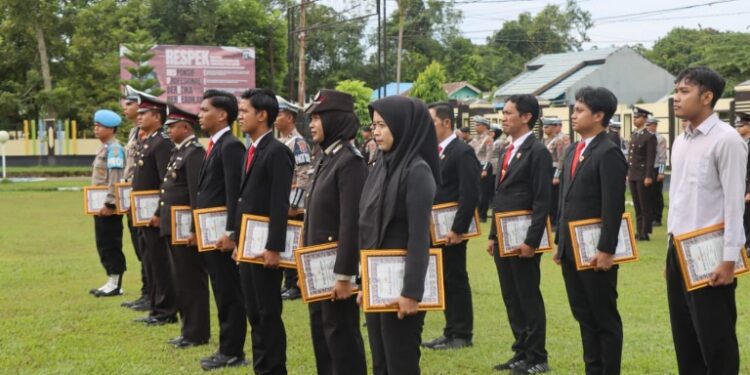 Personel Polres Bartim yang menerima penghargaan pada peringatan Hari Pahlawan 2025 di halaman Mapolres Bartim, Senin (10/11/2025).