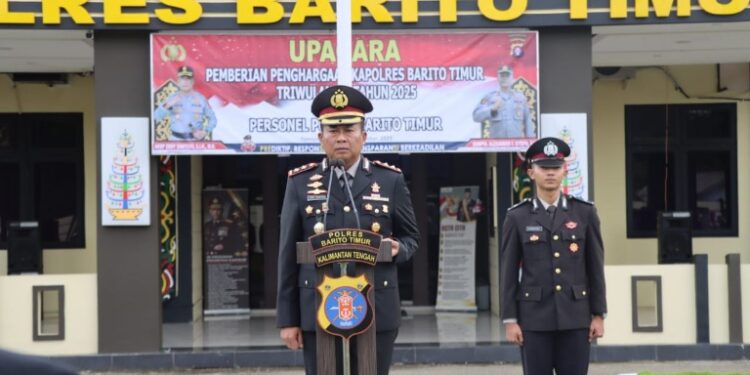 Kapolres Barito Timur AKBP Eddy Santoso, S.I.K., M.H. memimpin upacara peringatan Hari Pahlawan 2025 di halaman Mapolres Bartim, Senin (10/11/2025).