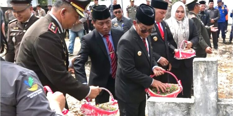 Bupati Murung Raya, Heriyus, bersama Wakil Bupati Rahmanto Muhidin dan jajaran Forkopimda menaburkan bunga di Taman Makam Pahlawan Danau Usung, Puruk Cahu, dalam rangka memperingati Hari Pahlawan 2025, Senin (10/11/2025).