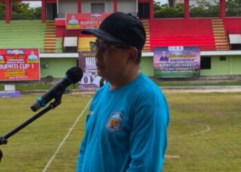 Anggota DPRD Murung Raya, Rejikinoor, saat memberikan sambutan sebagian Ketua Askab PSSI Murung Raya dalam pembukaan Turnamen Sepak Bola Bupati Cup I HEBAT, Senin (10/11/2025)