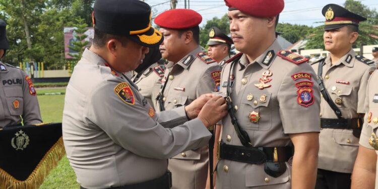 Kapolres Barito Timur, AKBP Eddy Santoso, S.H., S.I.K., M.H., menyematkan tanda kepangkatan Kasat Reskrim Baru AKP Hengky Prasetyo, Selasa (11/11/2025).