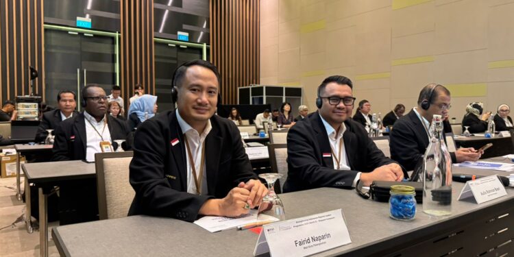 Wali Kota Palangka Raya, Fairid Naparin duduk bersebelahan dengan Bupati Kukar, Aulia Rahman Basri saat mengikuti pelatihan Lemhanas RI di Lee Kuan Yew Shool, National University of Singapore (NUS), Senin (10/11/2025). (IST)