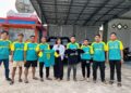 Anggota DPRD Barito Timur, Winda Sari, S.Kom., M.M., menyerahkan secara simbolis satu set kostum sepak bola kepada tim Matabu FC di Desa Matabu, Kecamatan Dusun Timur, Senin (29/9/2025).