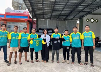 Anggota DPRD Barito Timur, Winda Sari, S.Kom., M.M., menyerahkan secara simbolis satu set kostum sepak bola kepada tim Matabu FC di Desa Matabu, Kecamatan Dusun Timur, Senin (29/9/2025).
