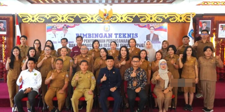 Asisten II Setda Murung Raya, K. Zen Wahyu Priyatna, membuka kegiatan Bimtek PPRG di Aula Cahai Ondhui Tingang Gedung B Kantor Bupati Murung Raya, Senin (10/11/2025).