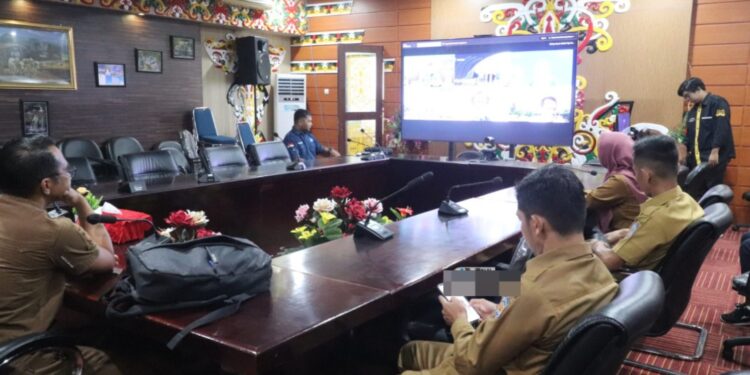 Asisten I Setda Murung Raya, Rahmat K. Tambunan, mewakili Bupati Mura saat mengikuti Rakornas Pengendalian Inflasi Daerah dan Evaluasi Program 3 Juta Rumah secara virtual, Selasa (11/11/2025).