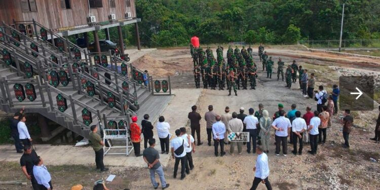 Bupati Murung Raya Heriyus bersama Danyonif TP 883/Temanggung Awan Mayor Inf Supriyanto saat acara penyambutan di Lopo Betang Puruk Cahu, Rabu (12/11/2025).