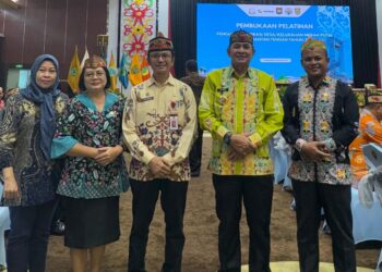 Ketua DPRD Barito Timur, Nursulistio (kanan), saat menghadiri penandatanganan PKS Program Jaksa Garda Desa dan Koperasi Merah Putih Adhyaksa di Kantor Gubernur Kalteng.