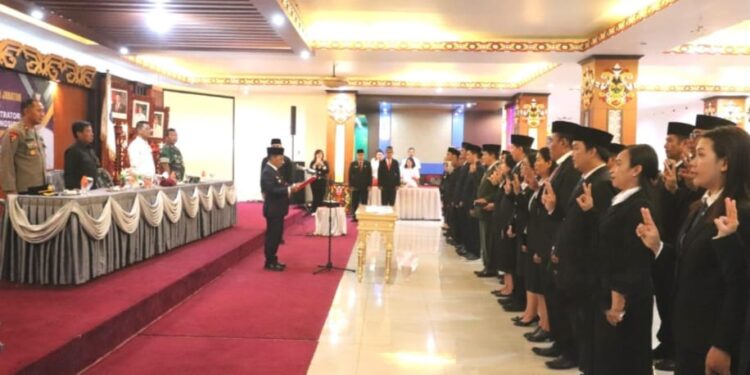 Bupati Murung Raya, Heriyus, memimpin pengambilan sumpah/janji jabatan Penjabat Sekretaris Daerah dan pejabat di lingkungan Pemerintah Kabupaten Murung Raya, Rabu (12/11/2025).