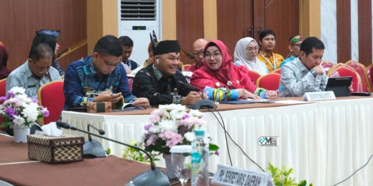Wakil Bupati Murung Raya, Rahmanto Muhidin, menghadiri Rakor Teknis Riset dan Inovasi Daerah Tahun 2025 di Aula Bapperida Provinsi Kalimantan Tengah, Kamis (13/11/2025).