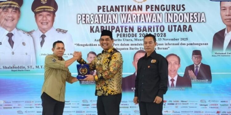 Bupati Barito Utara H. Shalahuddin, S.T., M.T., Ketua PWI Kalimantan Tengah, Muhammad Zainal, dan H. Deni Hariadi sebagai Ketua PWI Barito Utara periode 2025–2028 usai pelantikan, Kamis (13/11/2025).