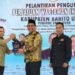 Bupati Barito Utara H. Shalahuddin, S.T., M.T., Ketua PWI Kalimantan Tengah, Muhammad Zainal, dan H. Deni Hariadi sebagai Ketua PWI Barito Utara periode 2025–2028 usai pelantikan, Kamis (13/11/2025).