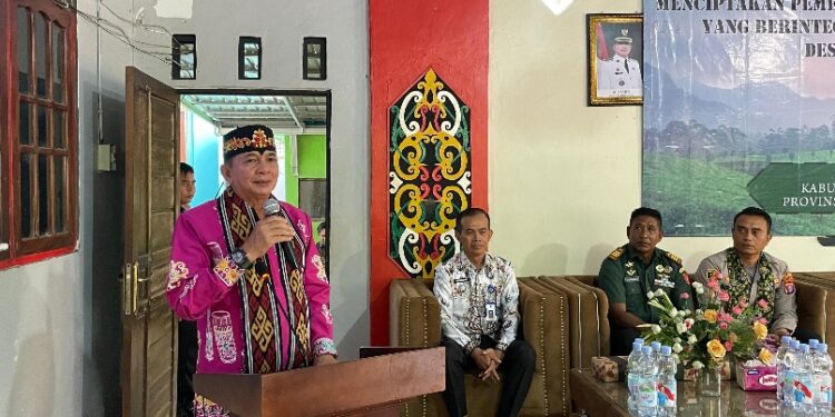 Bupati Barito Timur, M. Yamin, menyampaikan sambutan pada kegiatan Penilaian Percontohan Desa Antikorupsi Tahun 2025 di Desa Bagok, Kecamatan Banua Lima, Jumat (14/11/2025).