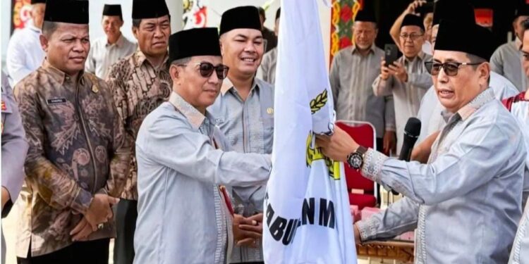 Bupati Heriyus dan Wabup Rahmanto Muhidin berfoto bersama kafilah MTQH sebelum keberangkatan ke Muara Teweh.
