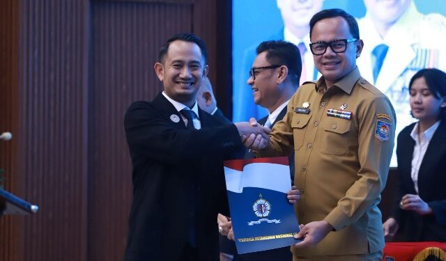 Wali Kota Palangka Raya, Fairid Naparin, menerima sertifikat kelulusan Pendidikan Kepemimpinan Penyelenggaraan Pemerintahan Daerah dari Lemhannas RI.