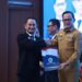 Wali Kota Palangka Raya, Fairid Naparin, menerima sertifikat kelulusan Pendidikan Kepemimpinan Penyelenggaraan Pemerintahan Daerah dari Lemhannas RI.