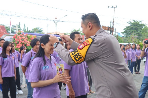 Kapolres Kotawaringin Barat AKBP Theodorus Priyo Santosa, S.I.K., melepas secara resmi Kontingen Pesparani Katolik Kabupaten Kobar di depan Gereja Katolik Sidorejo, Jumat (20/11/2025).