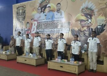Bupati Barito Timur M. Yamin, dan Wabup Adi Mula Nakalelu, serta jajaran Forkopimda dalam kegiatan pembukaan resmi Kejuaraan Bulutangkis Bupati Barito Timur Super Championship 2025 di GOR SEGAH, Tamiang Layang, Kamis (20/11/2025).